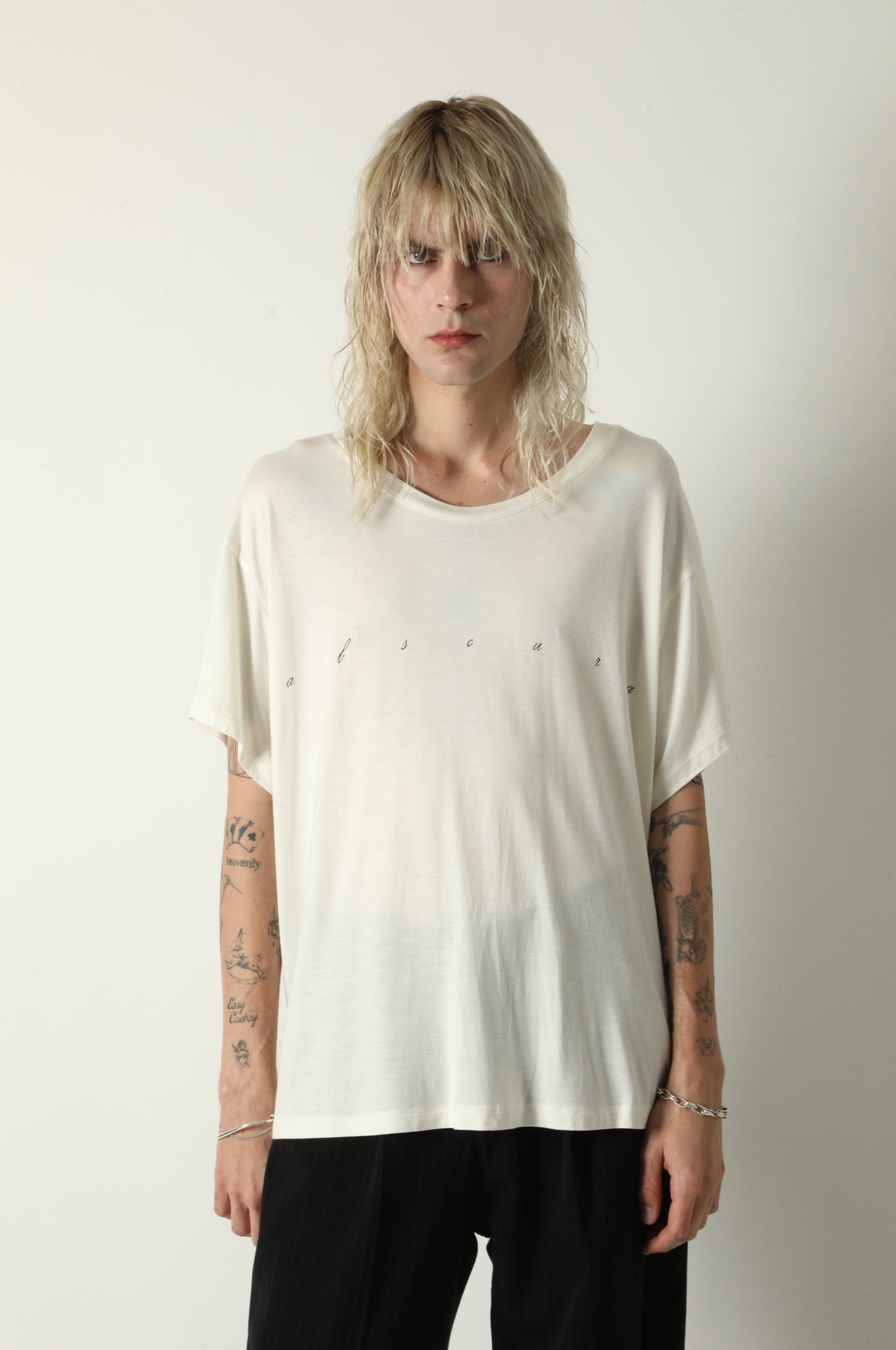 WHITE SCRIPT LOGO T-SHIRT